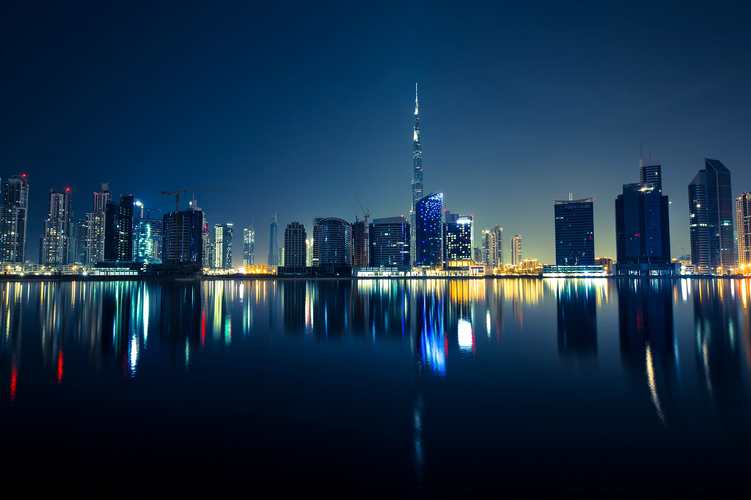 Skyline nocturno de una gran ciudad reflejada en el agua